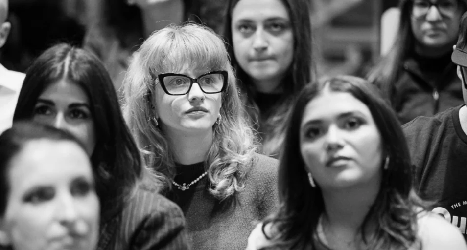Julieta Calotă listening during a Creative MBA session