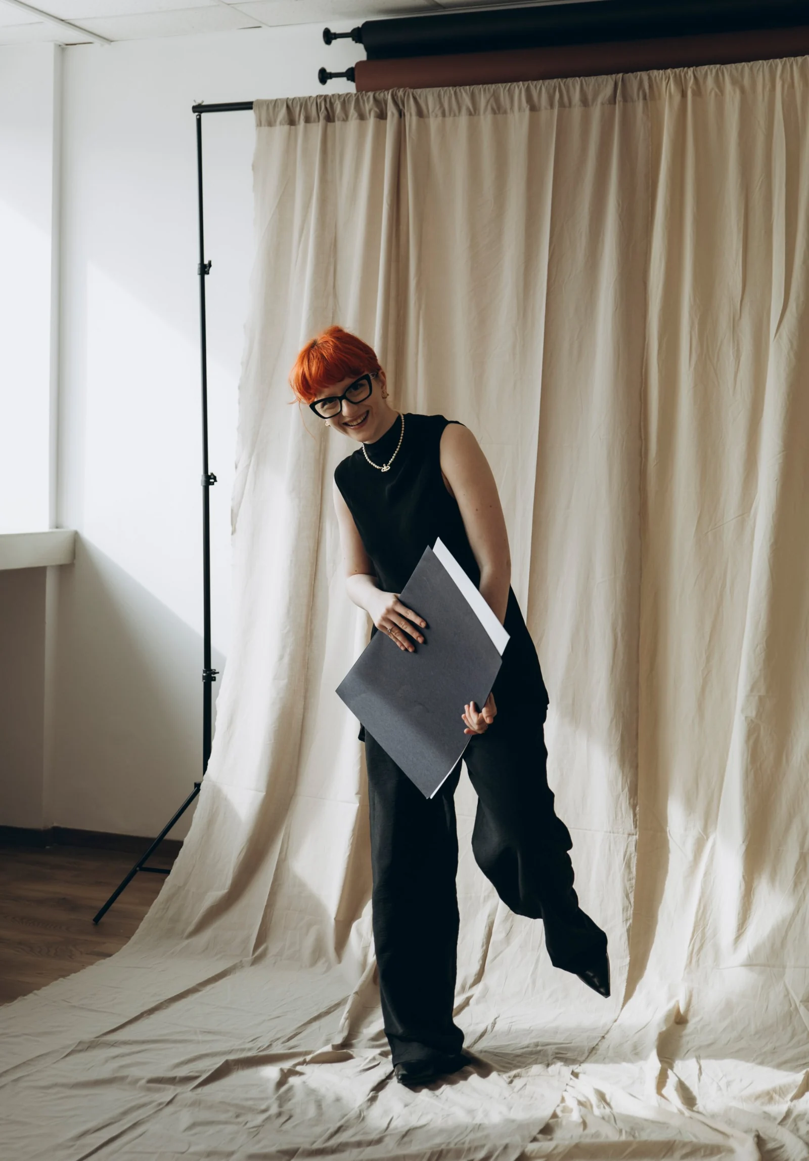 Julieta Calotă smiling and holding a portfolio